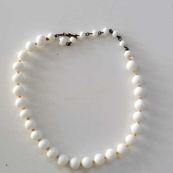 Vintage White Beaded Necklace Classic Round Beads with Brass Clasp Retro Jewelry - Picture 2 of 10